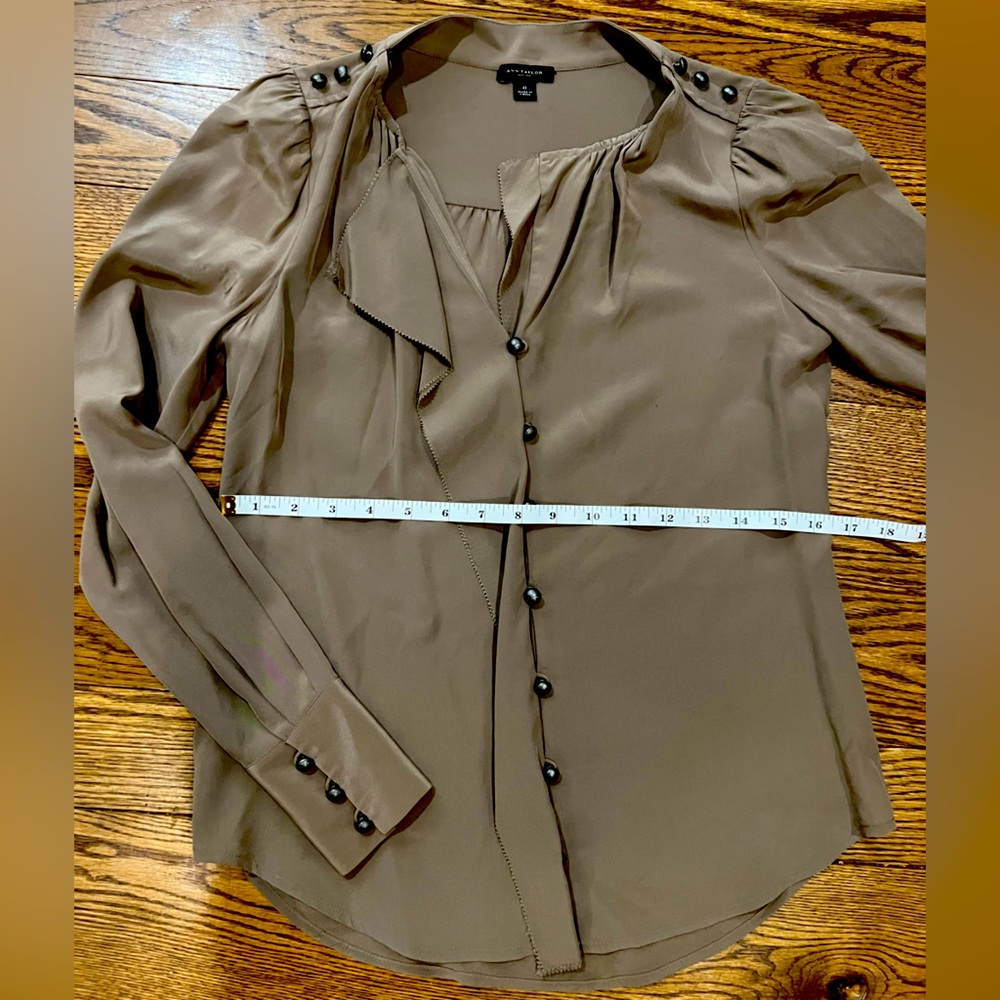 Ann Taylor SILK button down blouse, beautiful button, back and shoulder detail